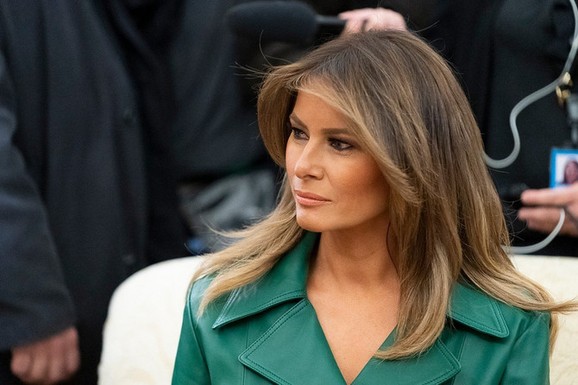 "BILI SMO NA ISTIM ZABAVAMA, ALI NISAM S NJIM IMALA ODNOS" Melanija Tramp o povezanosti s osuđenim predatorom Džefrijem Epstajnom: Pozvala Kongres da pomogne žrtvama (VIDEO)