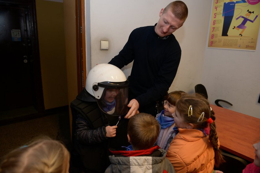 Policjanci przynieśli Tygrysa i...