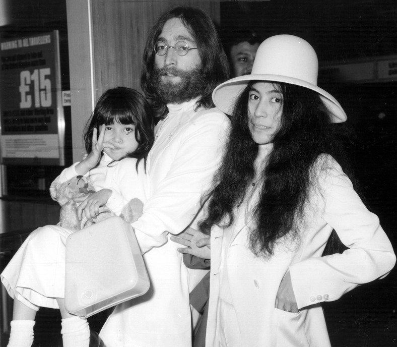 John Lennon i Yoko Ono z córką