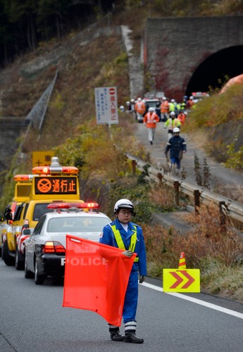 Zawalił się tunel, zapaliły się auta