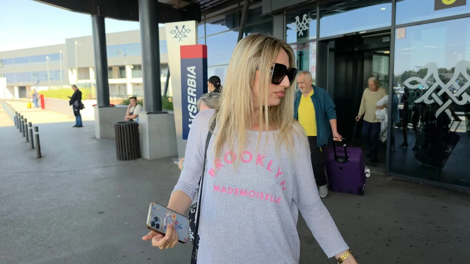 Rada Manojlović na aerodromu