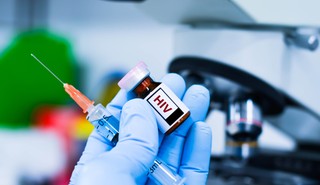 Z laboratorium do apteki. Jak powstają współczesne leki i czemu to tyle trwa