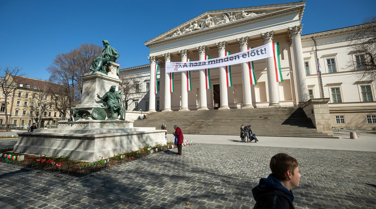 Egy kézen meg lehet számolni, hányan látogattak ki a Nemzeti Múzeum elé / Fotó: MTI Mohai Balázs