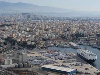 Melina Travlos stoi na czele Neptune Lines Shipping & Managing Entreprises. Jej flota, należąca do najstarszych i największych w regionie Morza Śródziemnego, chwali się jednymi z najnowocześniejszych statków – średni wiek jej jednostek to ok. 8,5 roku