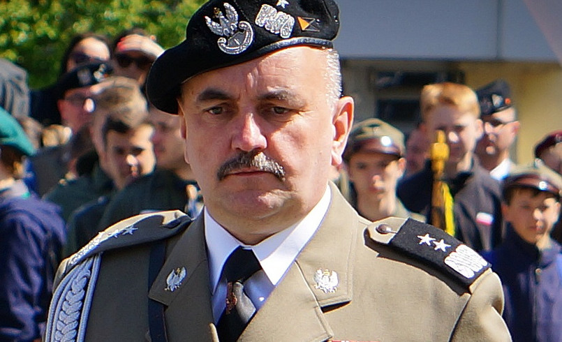 Dowódca Generalny Sił Zbrojnych gen. Jarosław Mika, który był zakażony koronawirusem, jest już zdrowy i wraca do służby - poinformował w poniedziałek minister obrony narodowej