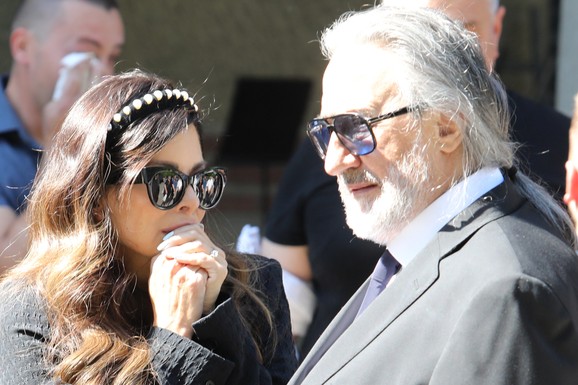 KRAJ PORODIČNOG PAKLA Rat Miše Grofa i Nikoline završen na Vidojevom grobu: Pucale jezive optužbe, mešali policiju i sud, a onda se svekar iznenadio jednim potezom