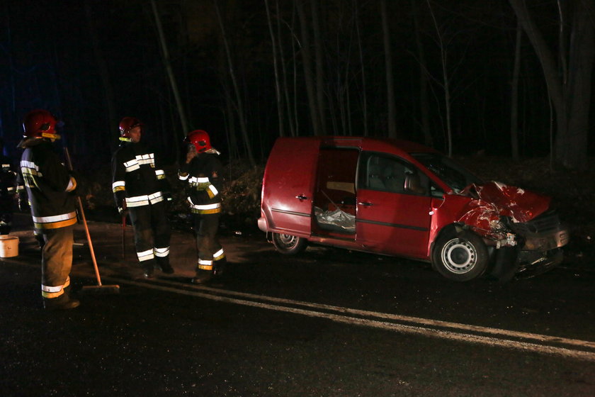 Kierowca vw caddy wjechał w busa, którym podróżowały dzieci