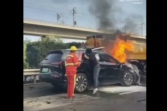 JEZIVA EKSPLOZIJA NA AUTO-PUTU, POGINUO DEČAK Vatrogasci pokušavaju da izvuku ljude iz plamena dok vatra "guta" automobil (VIDEO)