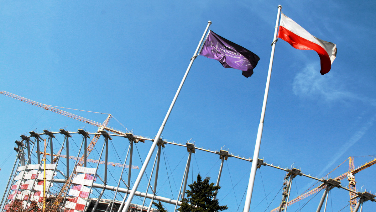 Na trybunach Stadionu Narodowego w Warszawie rozpoczął się montaż siedzisk w kolorze czerwonym i srebrnym. Każdego tygodnia będzie ich montowanych około pięciu tysięcy. Docelowo liczba miejsc siedzących wyniesie 58 145 - poinformowało Narodowe Centrum Sportu.