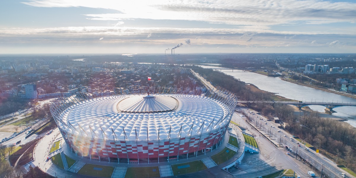 Pod kopułą Stadionu Narodowego rozgrywa się dramat przedsiębiorcy. Ten choć ma umowę, to nie może korzystać z wynajętych pomieszczeń, w które zainwestował cztery miliony złotych. Wszystko przez jedną decyzję o pozostawieniu infrastruktury szpitala, mimo jego formalnego zamknięcia. Część tej infrastruktury znajduje się na terenie wynajętym przez Smart Kids Planet.