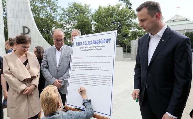 "Pomimo różnic, stajemy razem". Politycy partii opozycyjnych podpisali w piątek "pakt solidarnościowy"