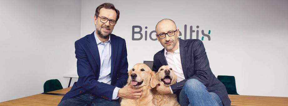 Łukasz Bzdzion (z lewej) i Paweł Wielgus opracowują leki weterynaryjne na bazie komórek macierzystych. W 2025 r. do sprzedaży ma trafić pierwszy lek na osteoartrozę psów.