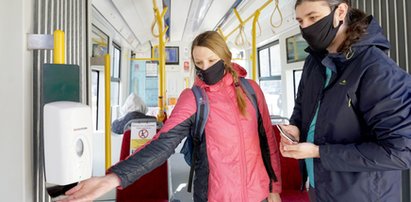 W autobusach i tramwajach zdezynfekujesz ręce. Gdańsk testuje specjalne dozowniki!