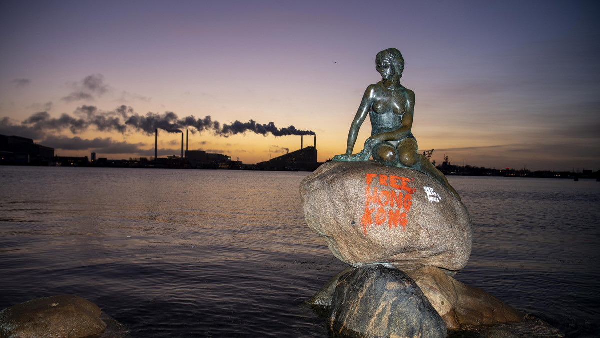 Najsłynniejszy punkt orientacyjny w Danii, pomnik Małej Syrenki, został zdewastowany. Nieznani sprawcy napisali na monumencie "Wolny Hongkong" - informuje Reuters.