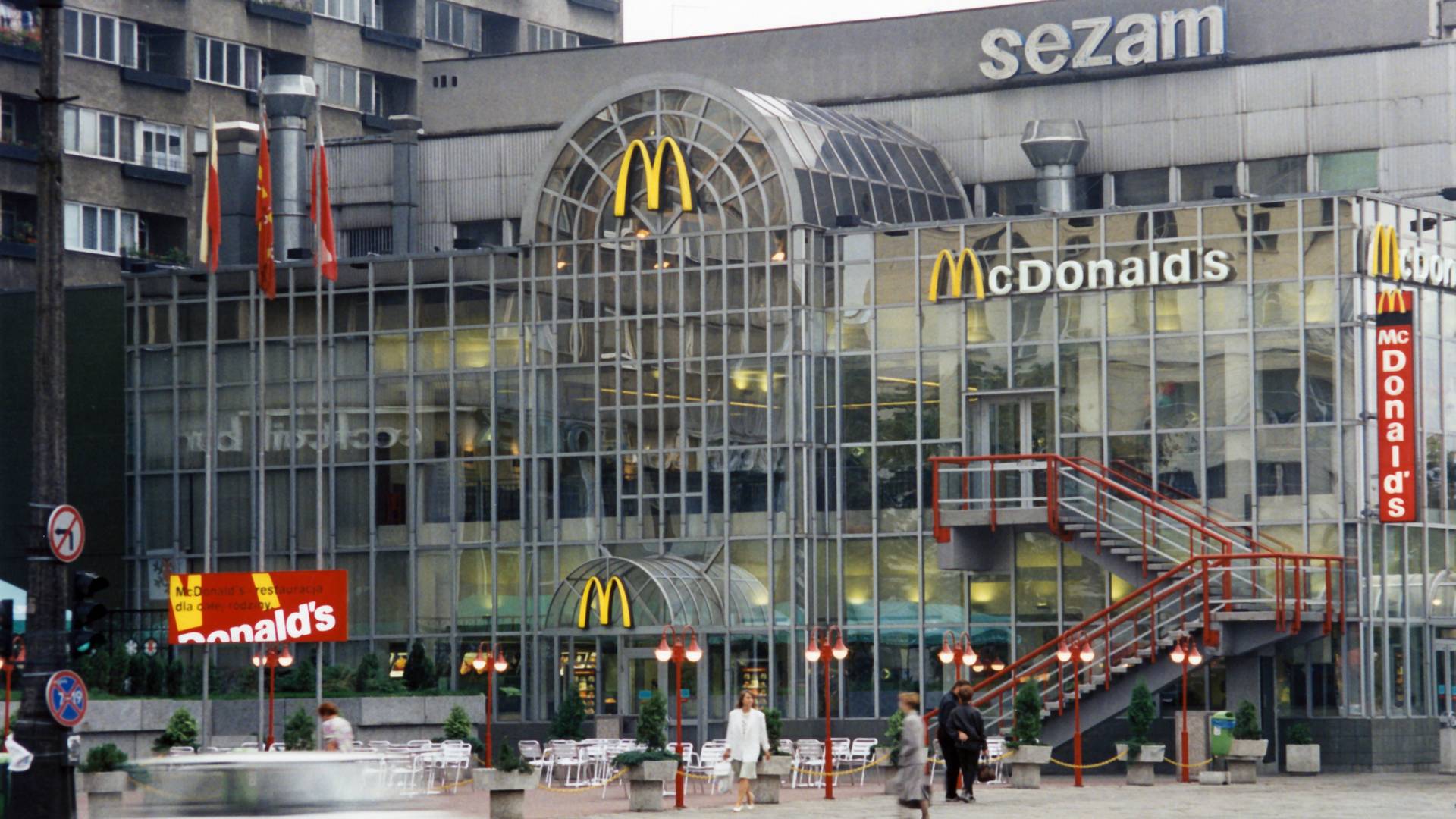Pierwszy polski McDonald's w latach 90. i dziś. Przez 30 lat zmieniło się nie tylko wnętrze