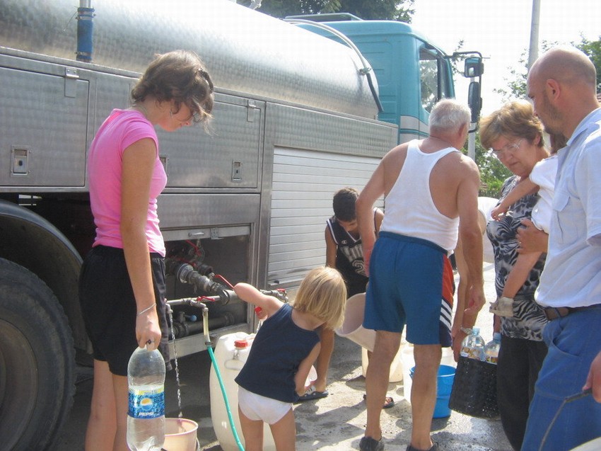 U Barajevo je poslato pet gradskih i dve opštinske cisterne da bi se obezbedila voda svim građanima, navode u opštini