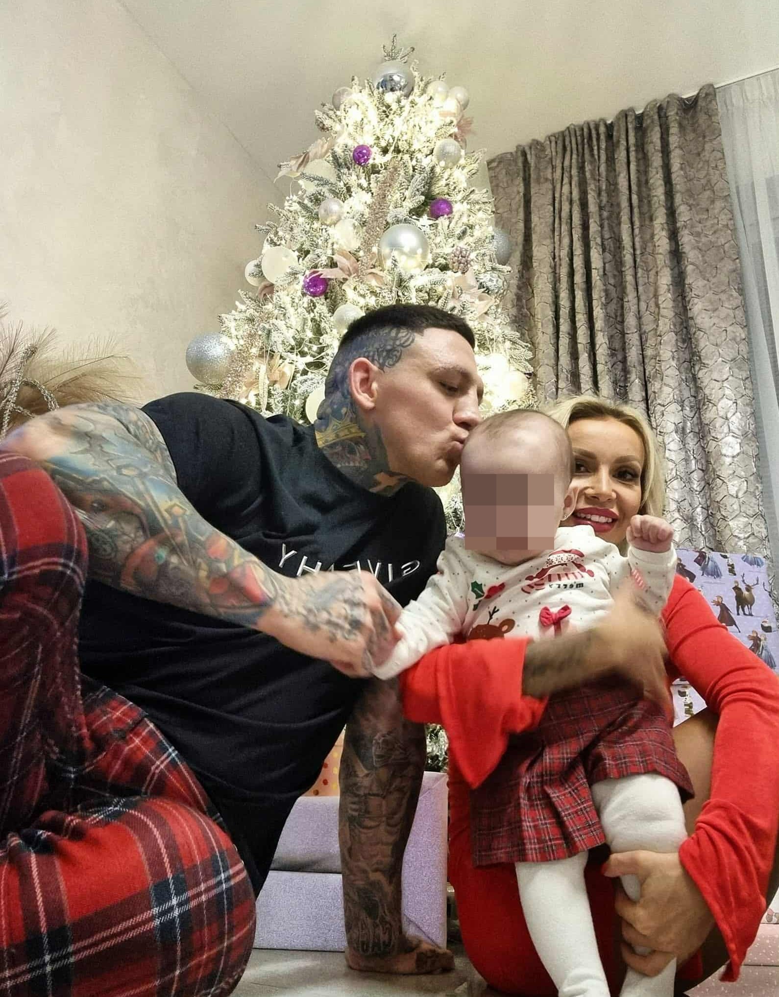 Gábor Boráros s Monikou Jákliovou a ich dcérkou Zorou. 