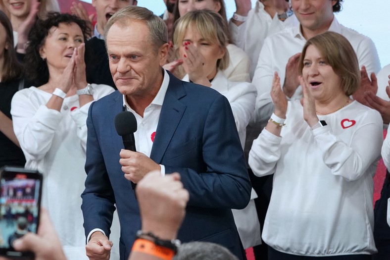 Donald Tusk i sztab Koalicji Obywatelskiej po ogłoszeniu wyników exit poll, 16 października 2023 r.