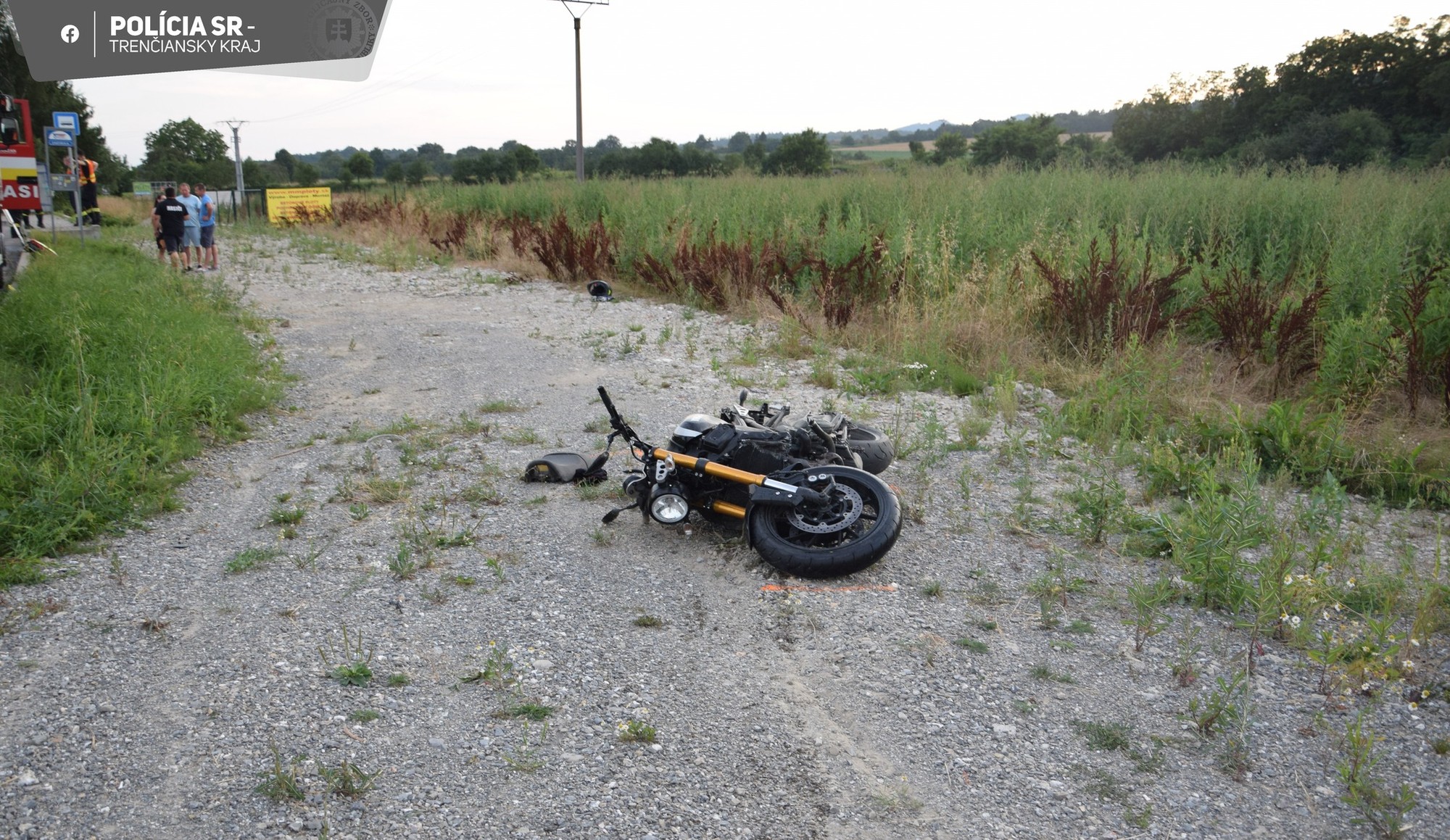 Po zrážke auta s motocyklom odtrhlo na automobile koleso.