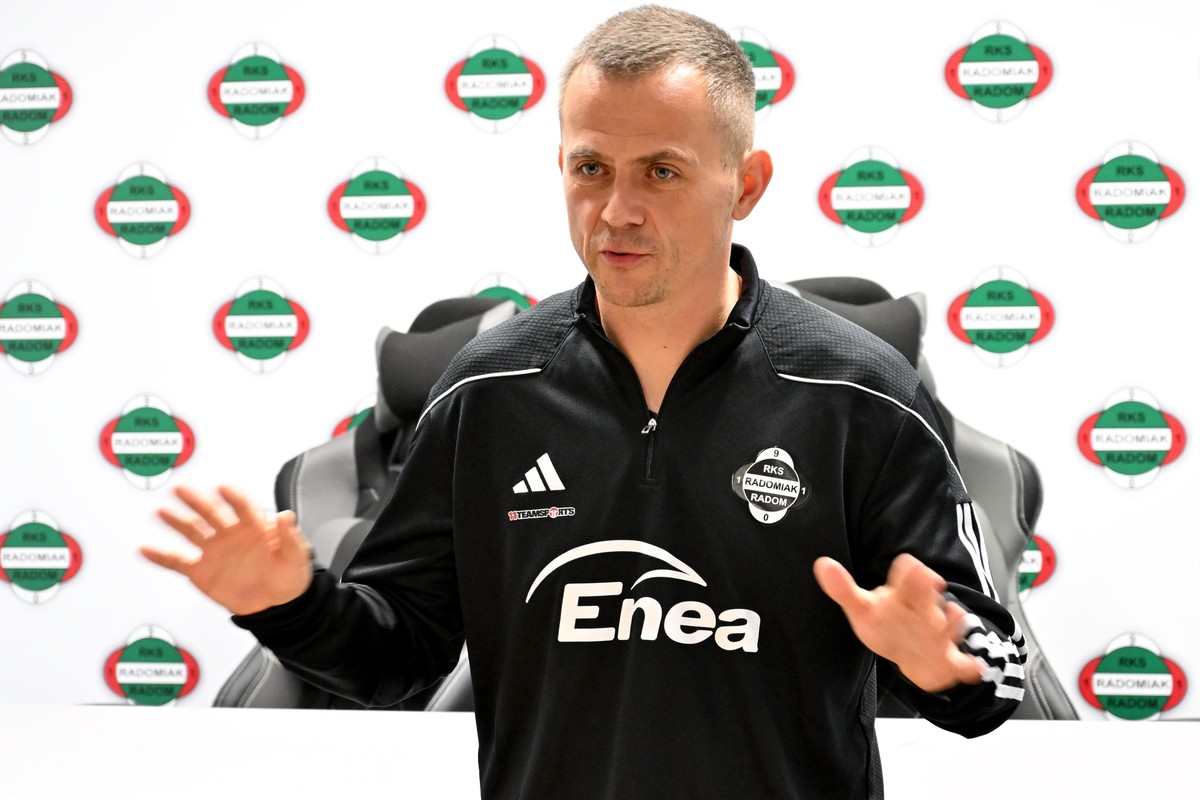 Trener Radomiaka Maciej Kędziorek podczas konferencji prasowej w Radomiu. Nowy szkoleniowiec zastąpił na stanowisku Constantina Galca, który objął piłkarzy Radomiaka w kwietniu 2023 roku i poprowadził w 22 meczach