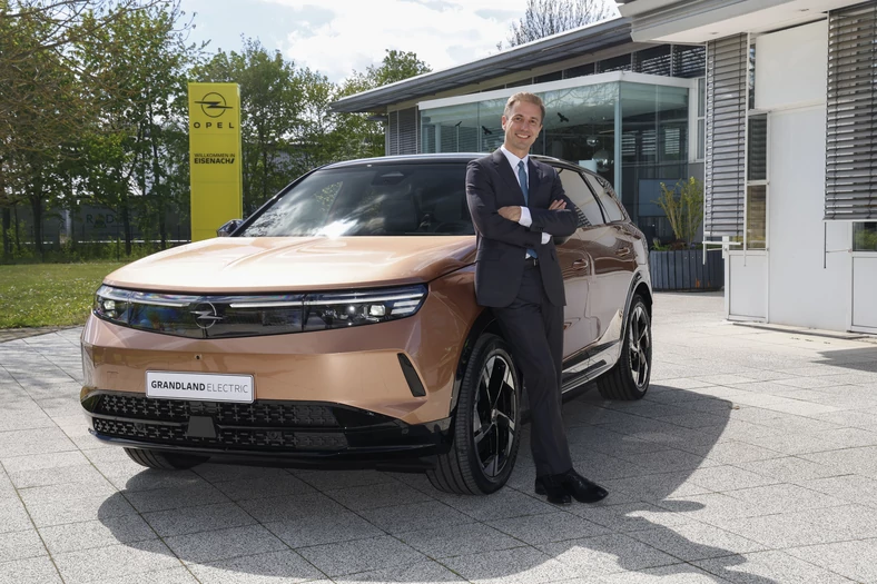 Nowy Grandland i dyrektor generalny marki Opel Florian Huettl
