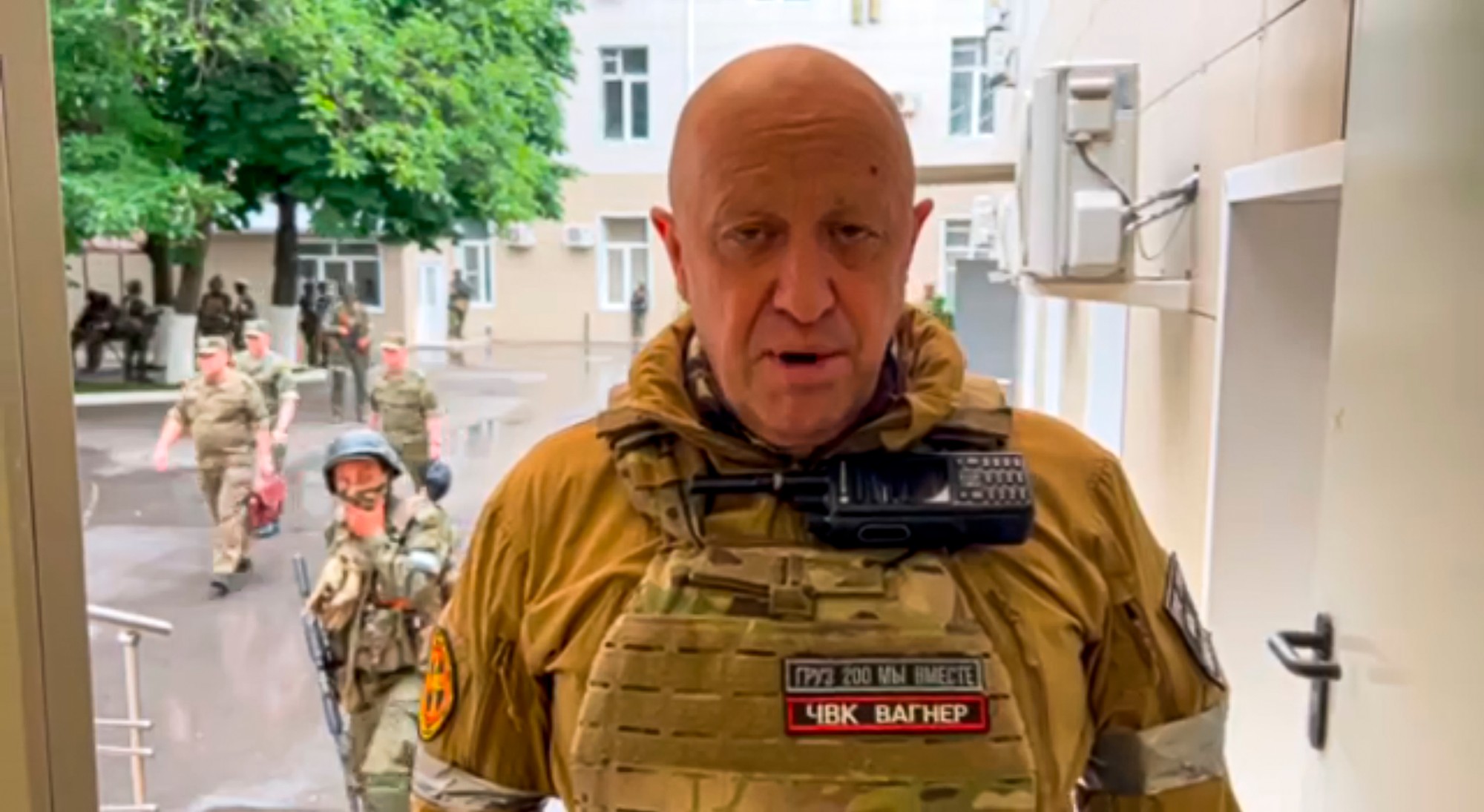 Na snímke z videa je vrchný veliteľ žoldnierskej Vagnerovej skupiny Jevgenij Prigožin, ktorý na vidozázname v sobotu 24. júna 2023 ráno vyhlásil, že so svojimi bojovníkmi obsadil veliteľstvo ruskej armády v meste Rostov nad Donom a získal kontrolu nad všetkými miestnymi vojenskými objektami, vrátane letiska.