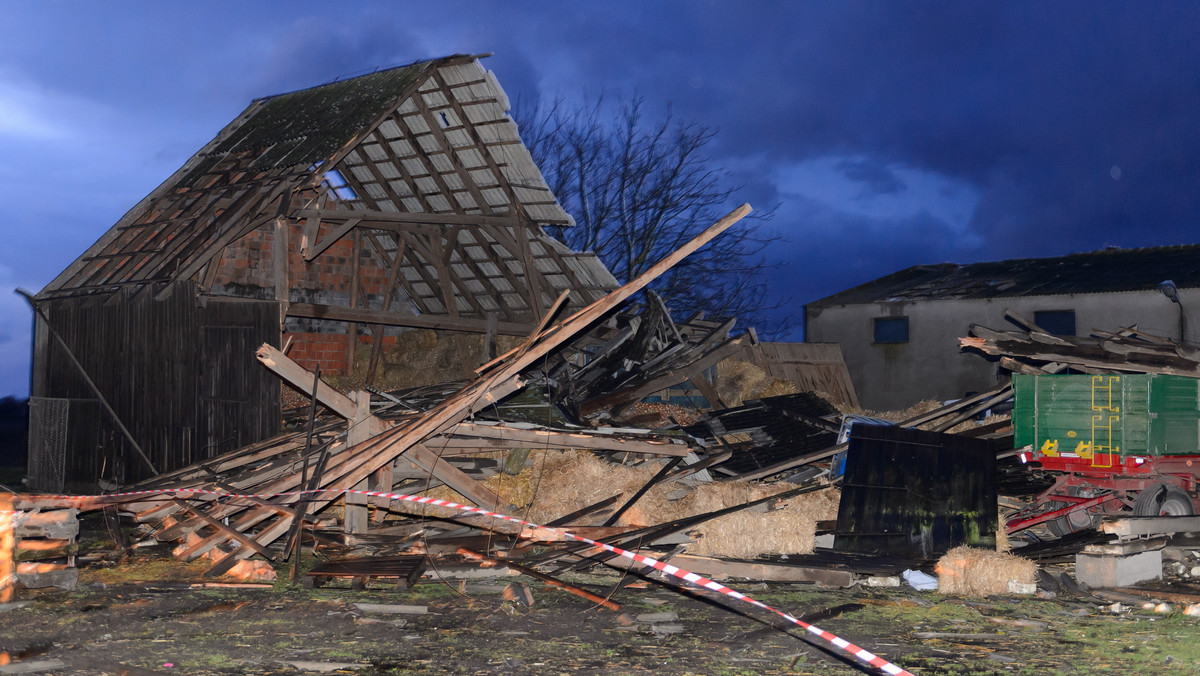 Kilkanaście tysięcy osób pozbawionych zostało prądu wskutek silnego wiatru, który od wtorku wieje w Wielkopolsce. Uszkodzeniu uległo ponad 40 budynków, nikt nie ucierpiał.
