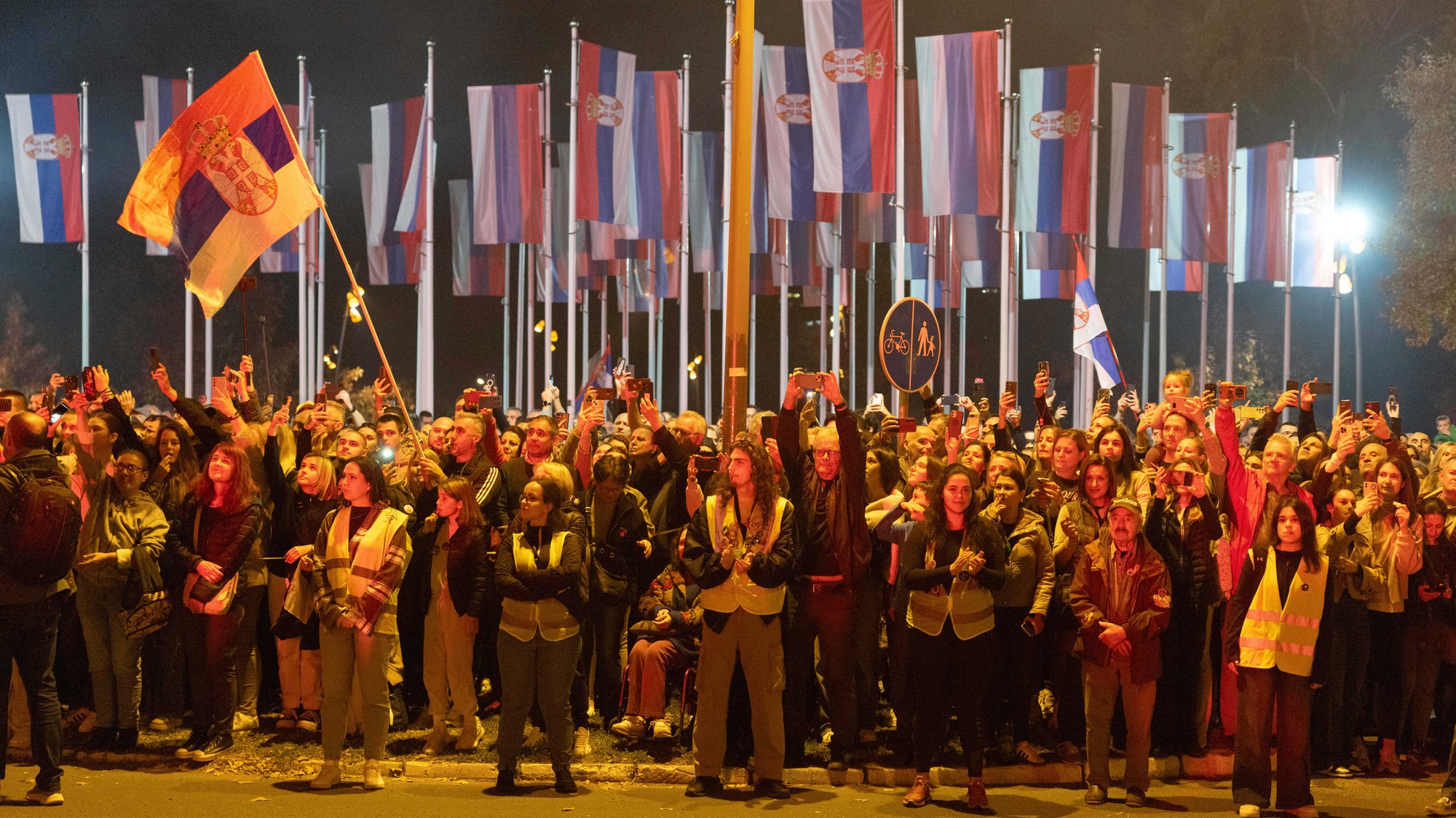 Do Nového Sadu prišli v predvečer prvého výročia tragédie tisíce ľudí.