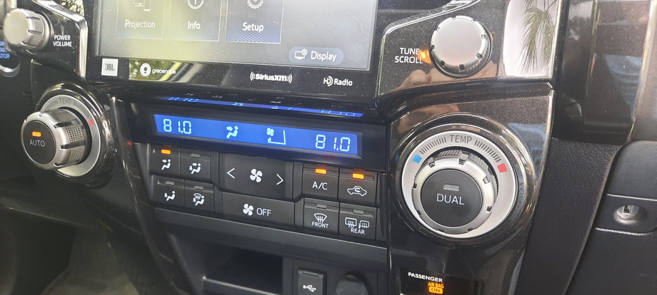 Toyota 4Runner TRD Pro - tradycyjny panel sterowania klimatyzacją. Nie trzeba przedzierać się przez kilka menu systemu multimedialnego.