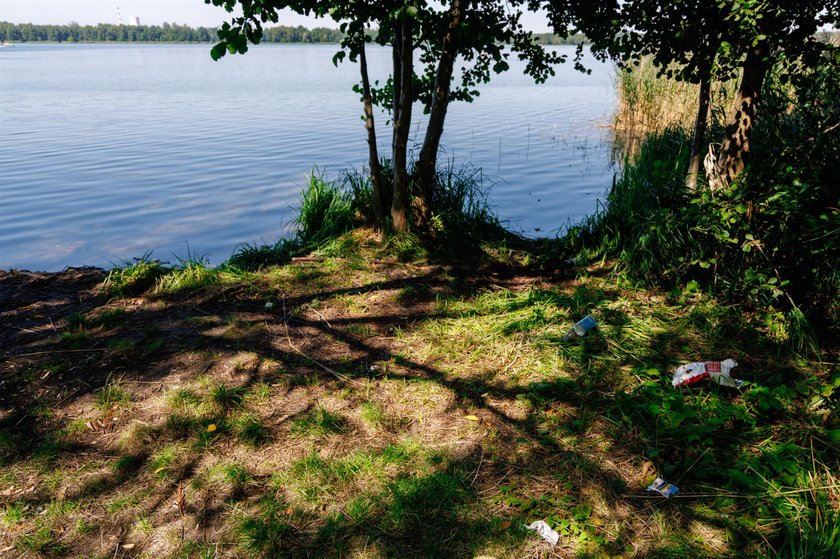 Zaśmiecone jezioro Pogoria III w Dąbrowie Górniczej. 