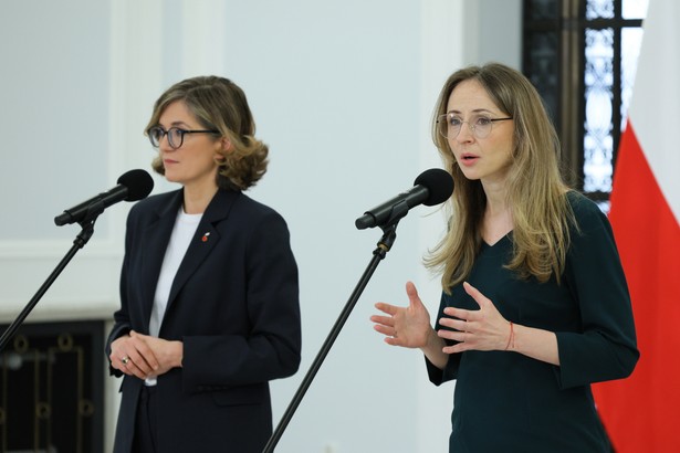Kandydatka Lewicy na prezydenta RP, wicemarszałek Senatu Magdalena Biejat (L) oraz minister rodziny, pracy i polityki społecznej Agnieszka Dziemianowicz-Bąk (P) podczas konferencji prasowej "Propozycja legislacyjna likwidacji Funduszu Kościelnego".
