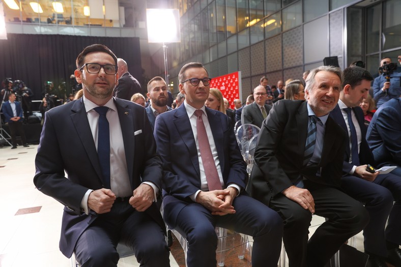 Prezes Orlenu Daniel Obajtek, premier Mateusz Morawiecki i miliarder Michał Sołowow.