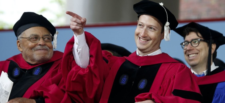 Mark Zuckerberg po 12 latach wreszcie skończył studia