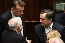 Jarosław Kaczyński, Mariusz Błaszczak i Zbigniew Ziobro w sali sejmowej
