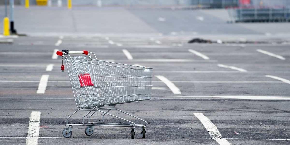 Rząd obiecuje, że będzie stopniowo znosił wprowadzone wcześniej restrykcje. Dla własnego bezpieczeństwa pewne środki ostrożności nadal będziemy musieli zachowywać. Ograniczenia dotyczące liczby klientów w sklepach, czy odległości pomiędzy nimi powinny obowiązywać nawet po otwarciu sklepów i galerii.