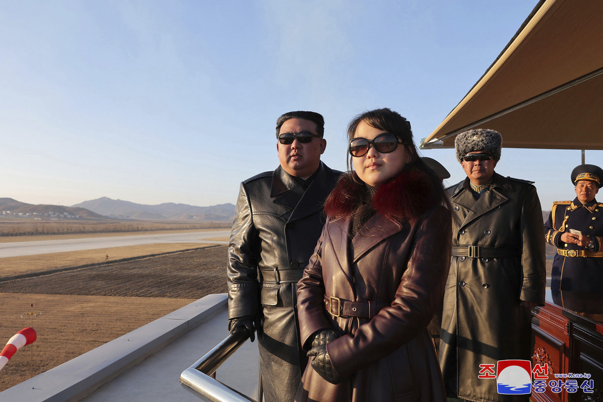 Ким Џонг Ун и неговата ќерка гледаат демонстративен лет на севернокорејските воздушни сили на 30 ноември
