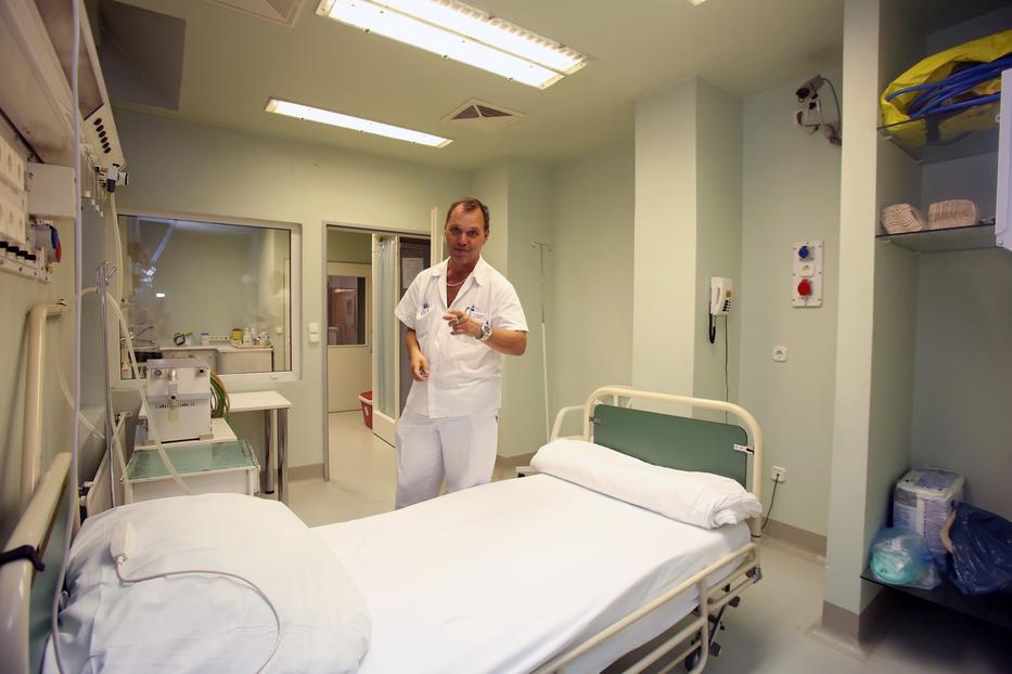 Szlávik János, a Szent László kórház főorvosa mutatta meg a speciális kórtermet, amit még a SARS-vírus idején építettek. Itt kezelhetőek a fertőzött betegek/Fotó:RAS-Archív