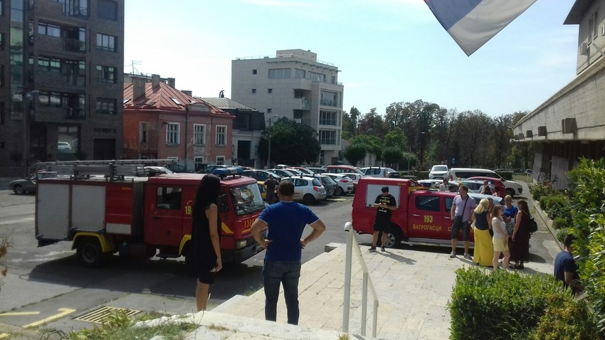 Na terenu je pet vatrogasnih vozila sa 18 vatrogasaca