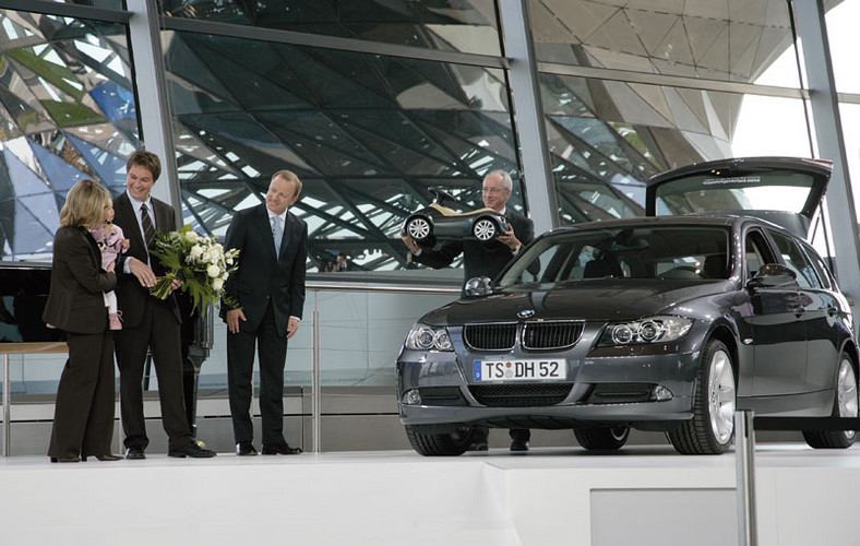 BMW: Świat szachownicy i najwspanialszych maszyn