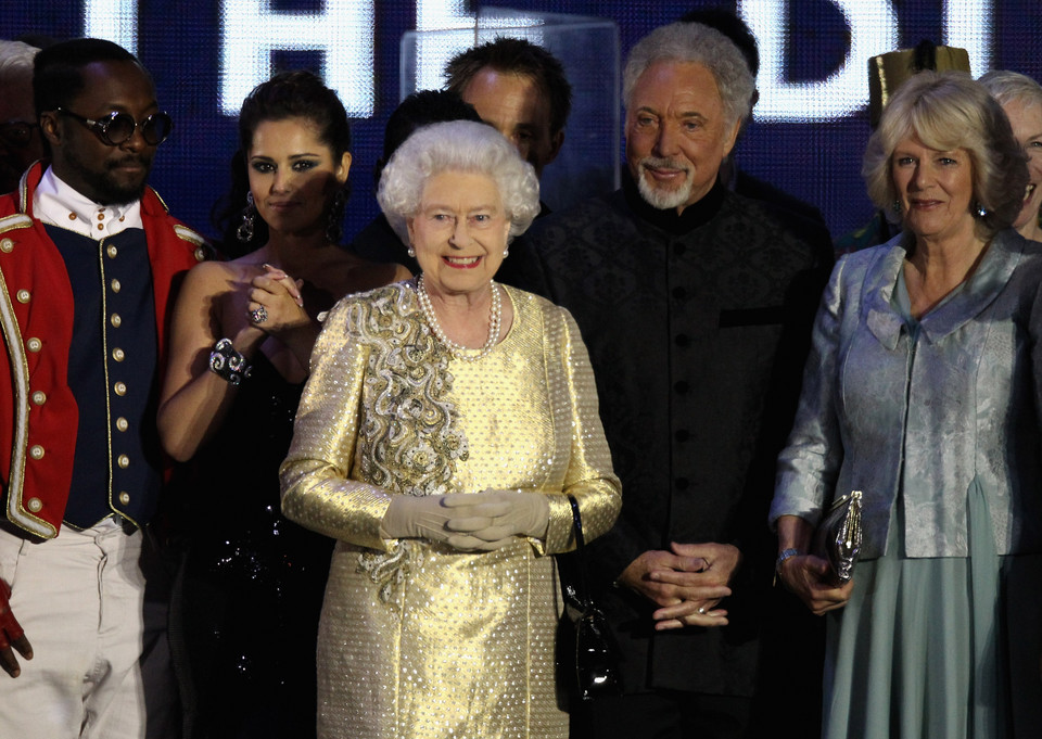 Wielki koncert dla Elżbiety II: książę Harry z Garym Barlowem, Cheryl Cole w sukience Ewy Minge
