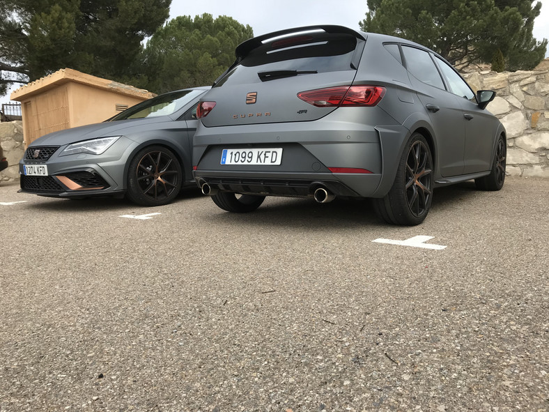 Seat Leon Cupra R. W Polsce częściej będzie spotykany w czarnym kolorze niż w szarym