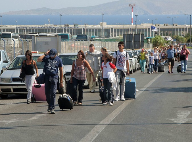 Turyści opuszczają lotnisko na Krecie zablokowane przez protestujących taksówkarzy