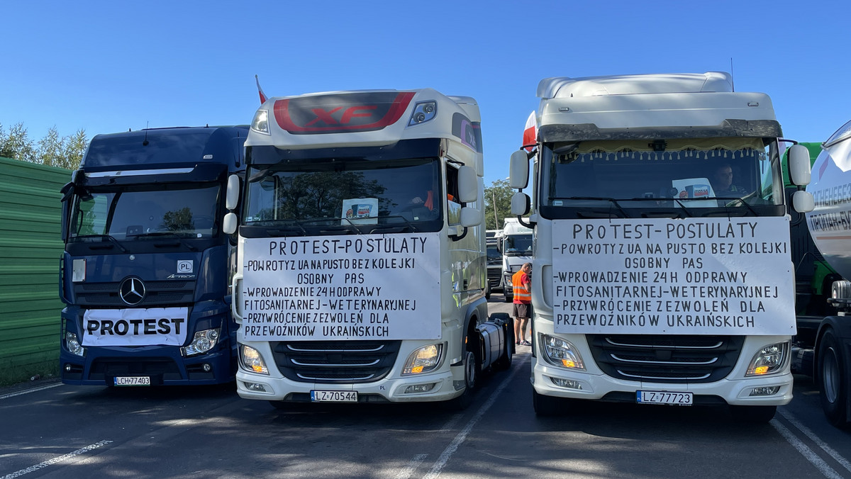 Protest kierowców w Dorohusku. Przewoźnicy chcą zablokować kolejne przejścia