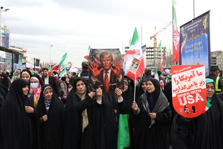 Žene u Teheranu nose poster Donalda Trampa čije su ruke krvave i poruke: Dole SAD | Foto: ABEDIN TAHERKENAREH/EPA/Shutterstock