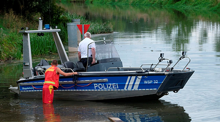 A vízirendészet csónakjáról egy férfi figyeli a németországi Unstrut folyó vizét a Szászország-Anhalt tartomány déli részén fekvő Tröbsdorfban 2020. augusztus 30-án. A német hatóságok fürdési tilalmat rendeltek el, miután két szemtanú is azt közölte a rendőrséggel, hogy egy krokodilt láttak a folyó mentén. Fotó: MTI/AP/DPA/Sebastian Willnow