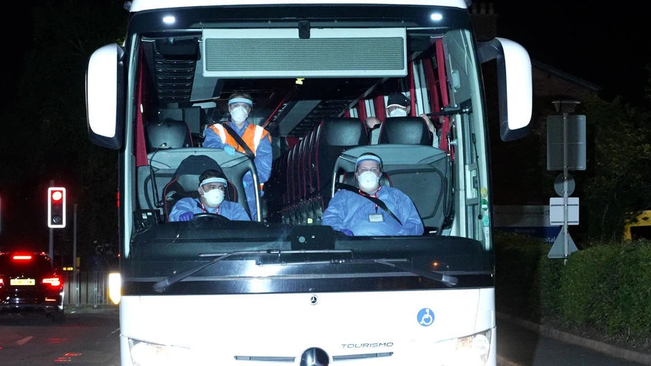 Autobus sa britanskim putnicima sa kruzera Hondijus stiže do bolnice u Mersisajdu 10. maja