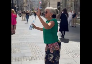 Žena zaplesala nasred Knez Mihailove