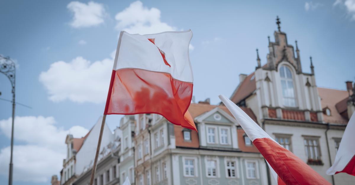  Kto ma biało-czerwone serce, ten białej flagi nigdy nie wywiesi. Polscy politycy przemówili w Dniu Flagi