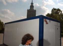 Gronkiewicz-Waltz zamyka dzieci w kontenerach