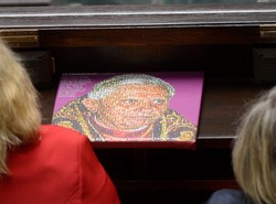 Papież z puzzli w Sejmie. "Każdy z puzzli symbolizuje ofiarę AIDS"
